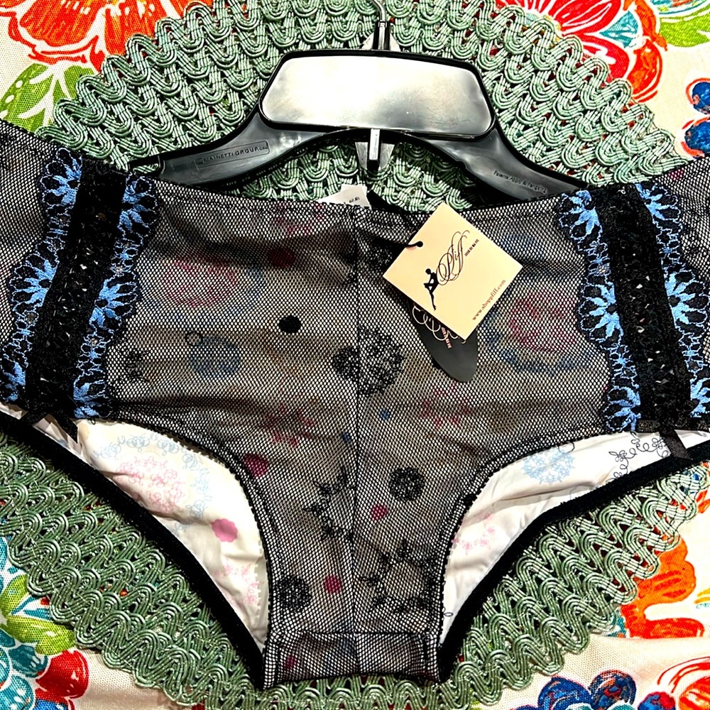 NWT Fiff Size XL panties. Lace sides. Beautiful